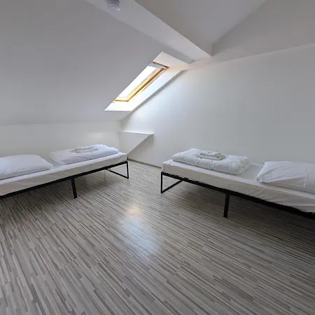 Mainrooms Homestay