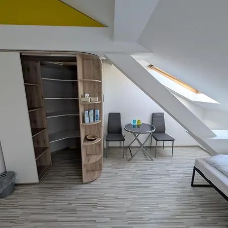 Mainrooms Homestay