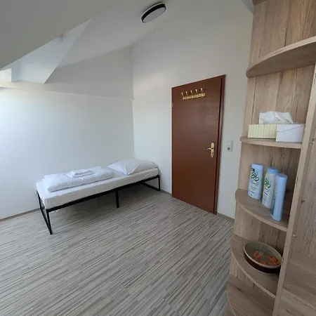 Mainrooms Homestay *
